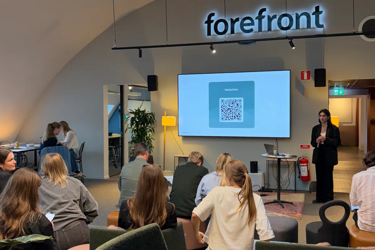 Personer på Forefronts kontor har hackaton