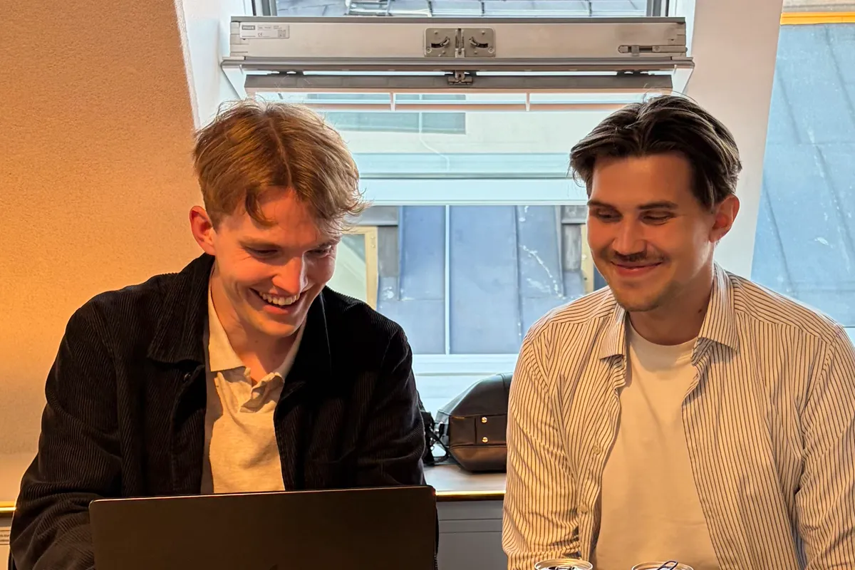 Två medarbetare på Forefront jobbar
