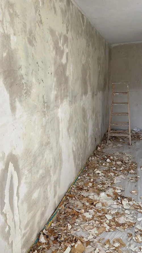 Die Wand wurde von der alten Tapete befreit