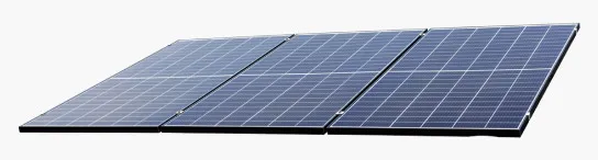 Paneles solares fotovoltaicos aislados sobre fondo blanco.