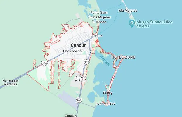Mapa de Cancún mostrando áreas principales como la Zona Hotelera, Punta Sam, Isla Mujeres y Museo Subacuático de Arte.