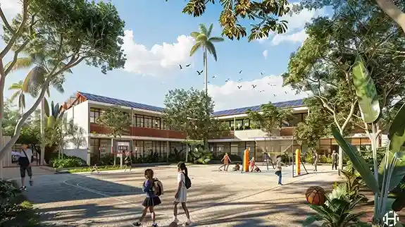 Niños y niñas caminando y jugando en una cancha al aire libre frente a un edificio escolar moderno rodeado de árboles y plantas.