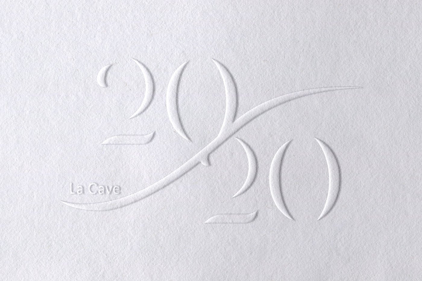 La Cave 20/20, logo gaufré sur papier blanc