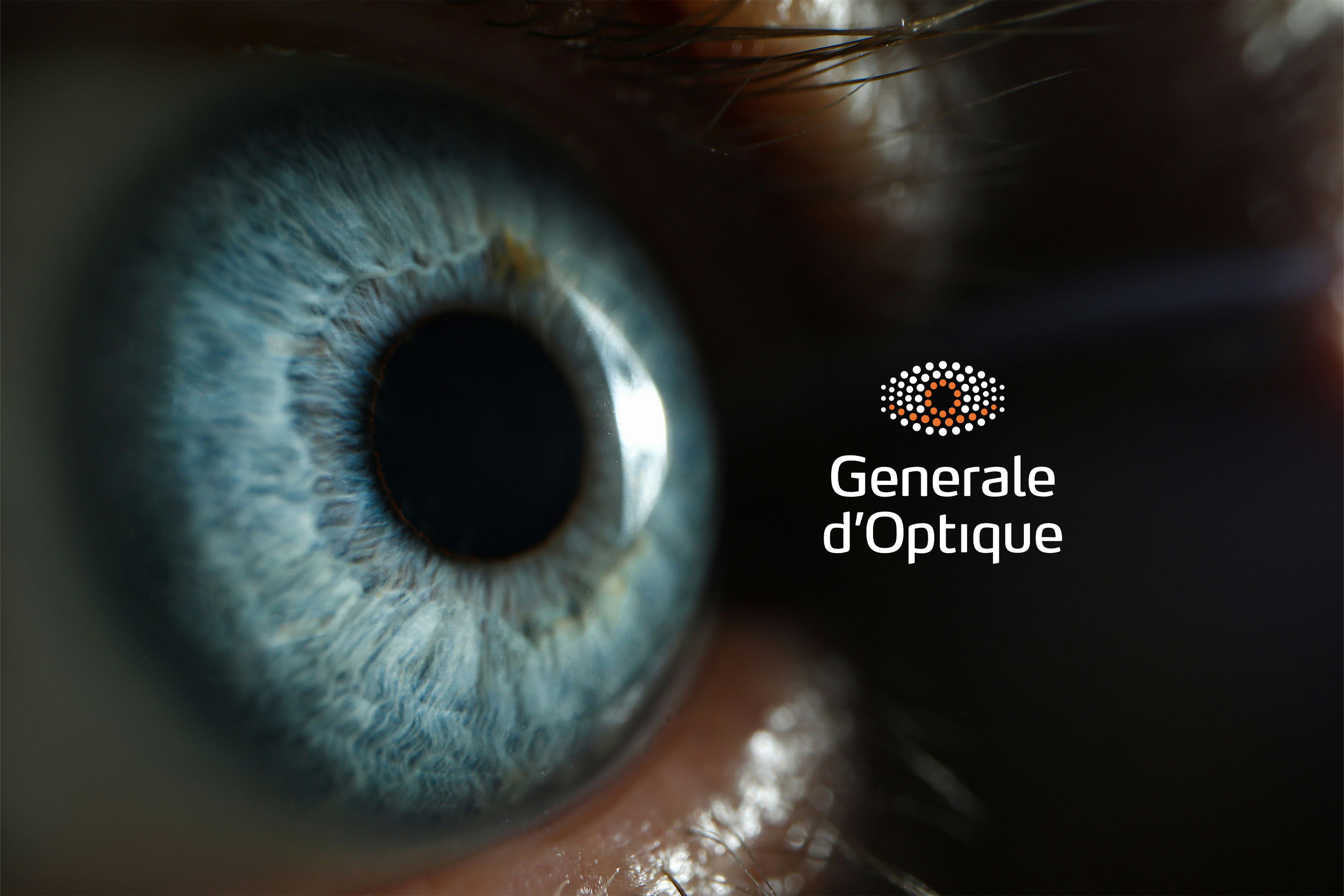 Générale d’Optique : le logo de l’enseigne à côté de l’iris bleu d’un œil, en très gros plan