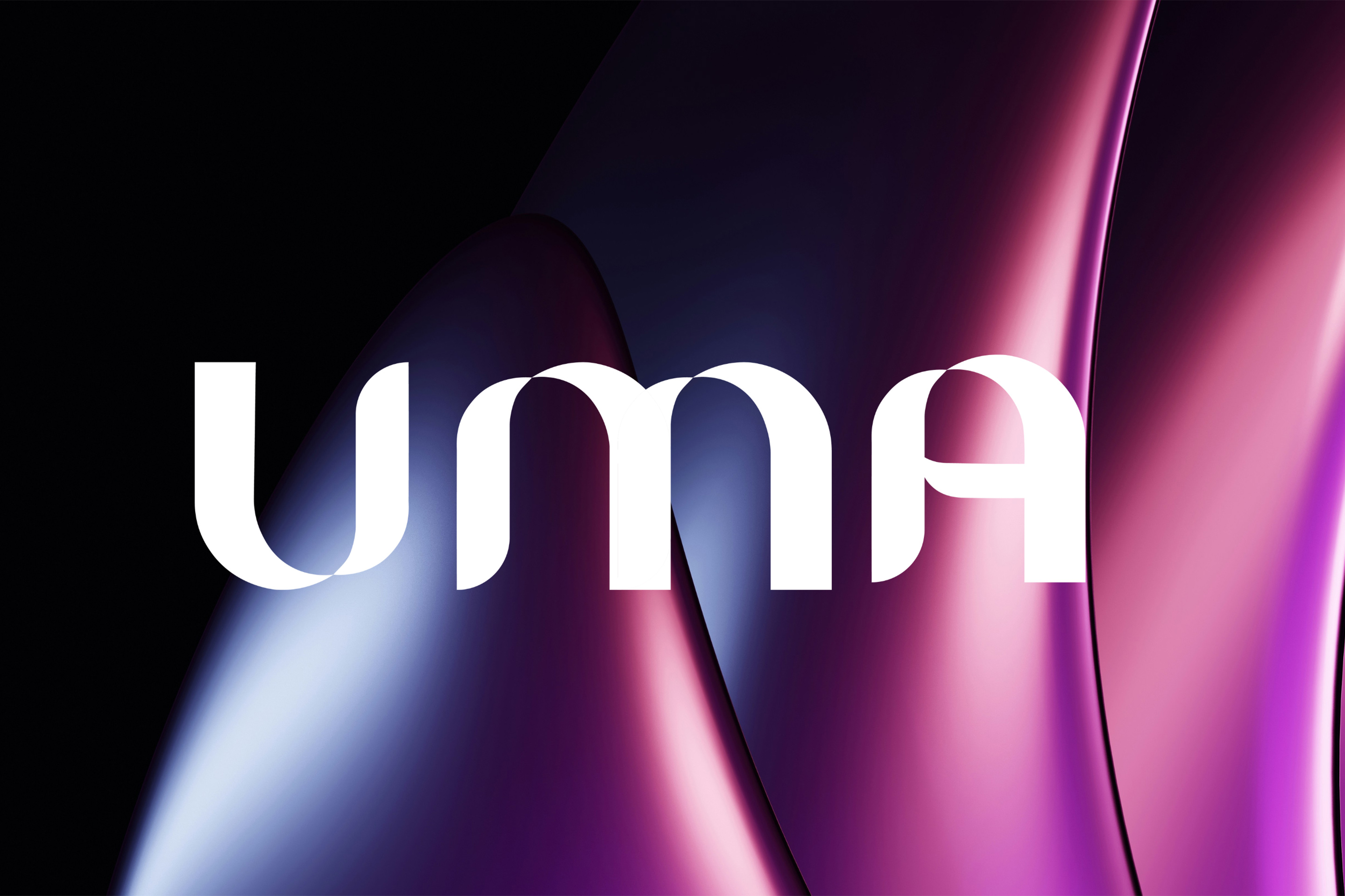 Uma : le logo en blanc sur des courbes lustrées violettes, roses et bleues, sur fond noir