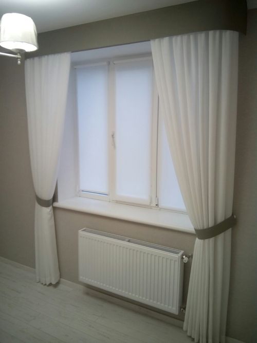 Вікно в кімнаті з легкими шторами та ламбрекеном у вигляді полоски