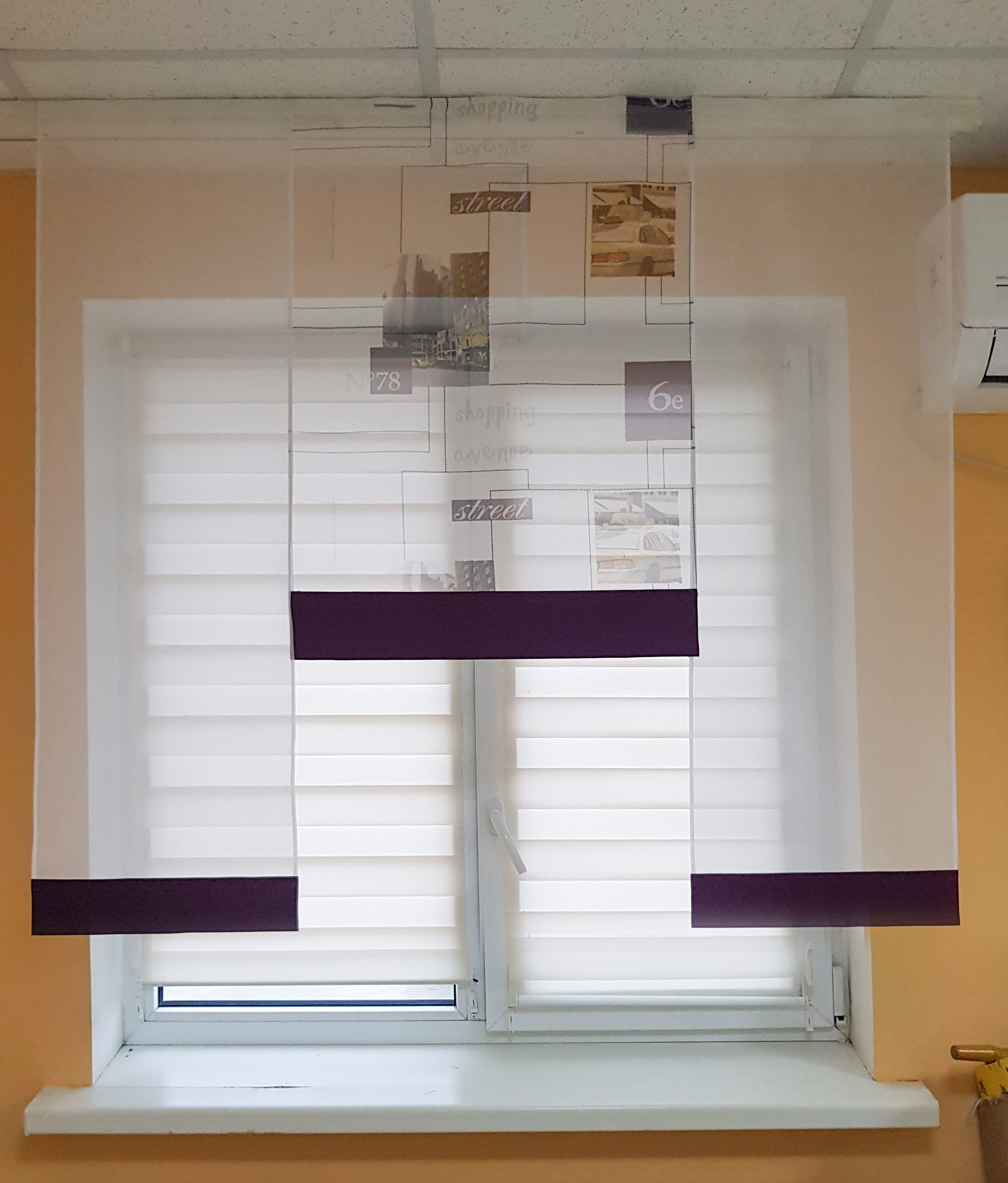 Комплект панельних шторок з типографічним принтом та архітектурою