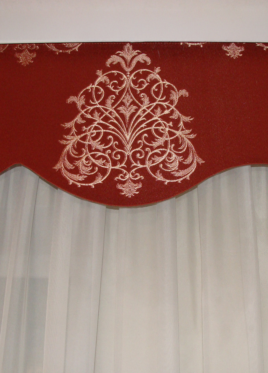 Жорсткий ламбрекен крупним планом