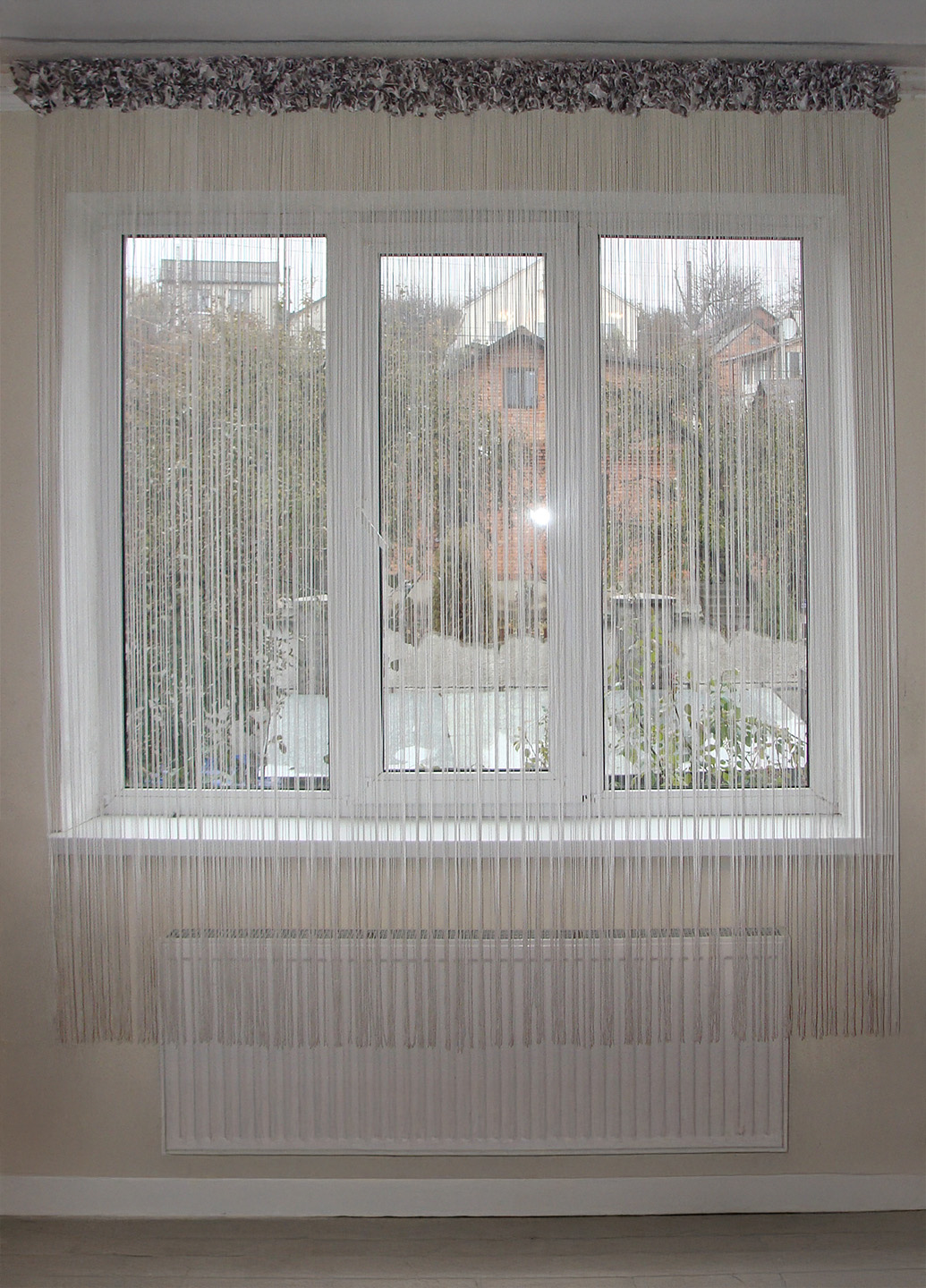 Нитки замість тюль та ламбрекен в формі буфів