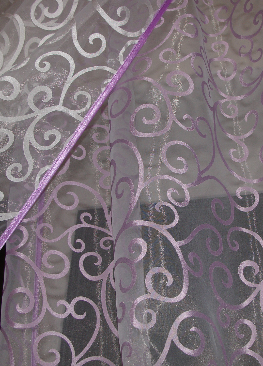 тканина органза з вензелями крупним планом