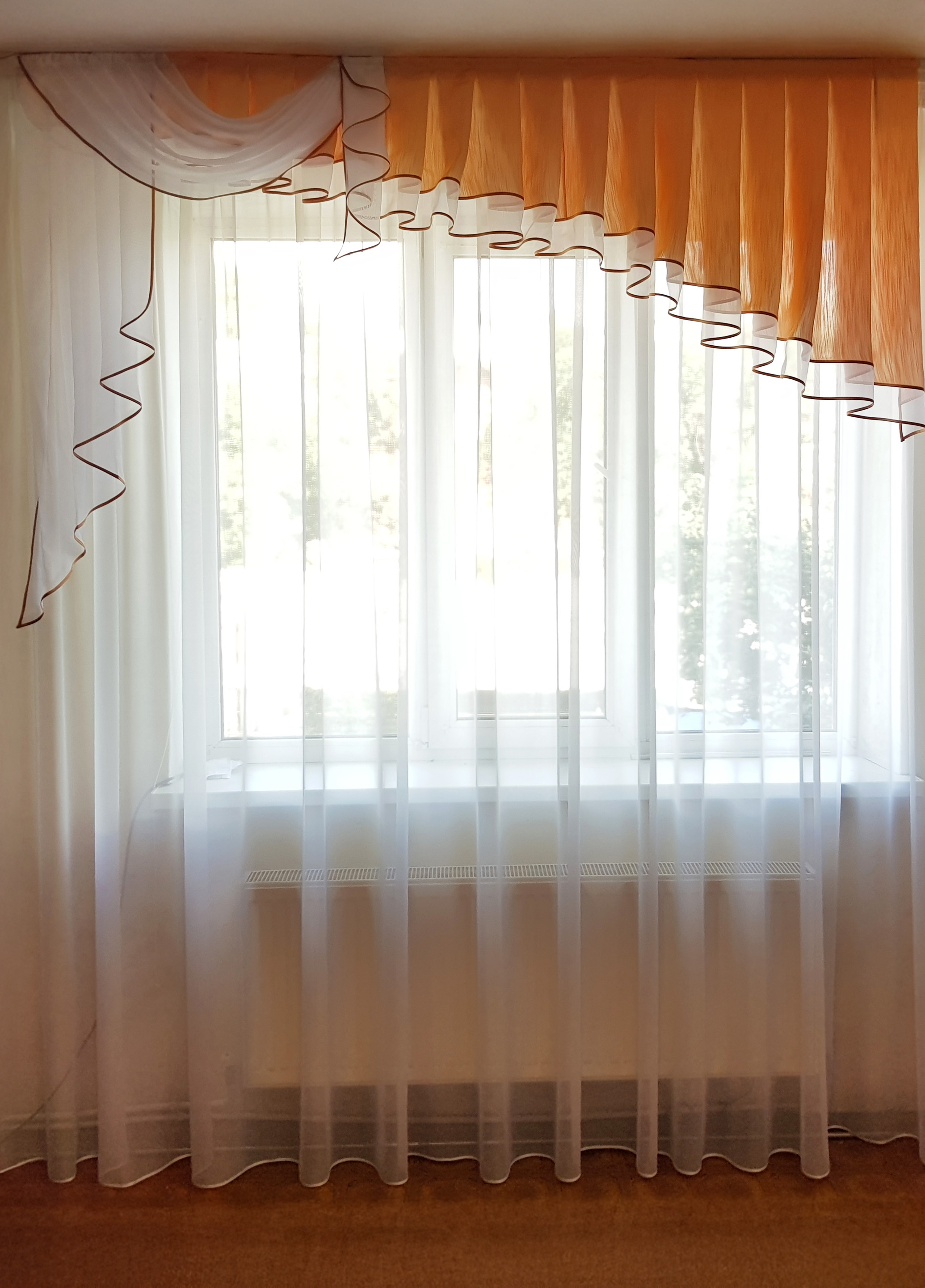 Два ламбрекена в кімнаті