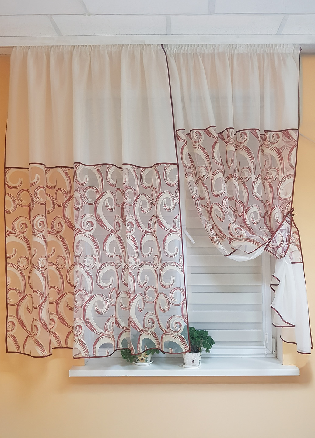 Комплект тюль, який складається з двух половинок