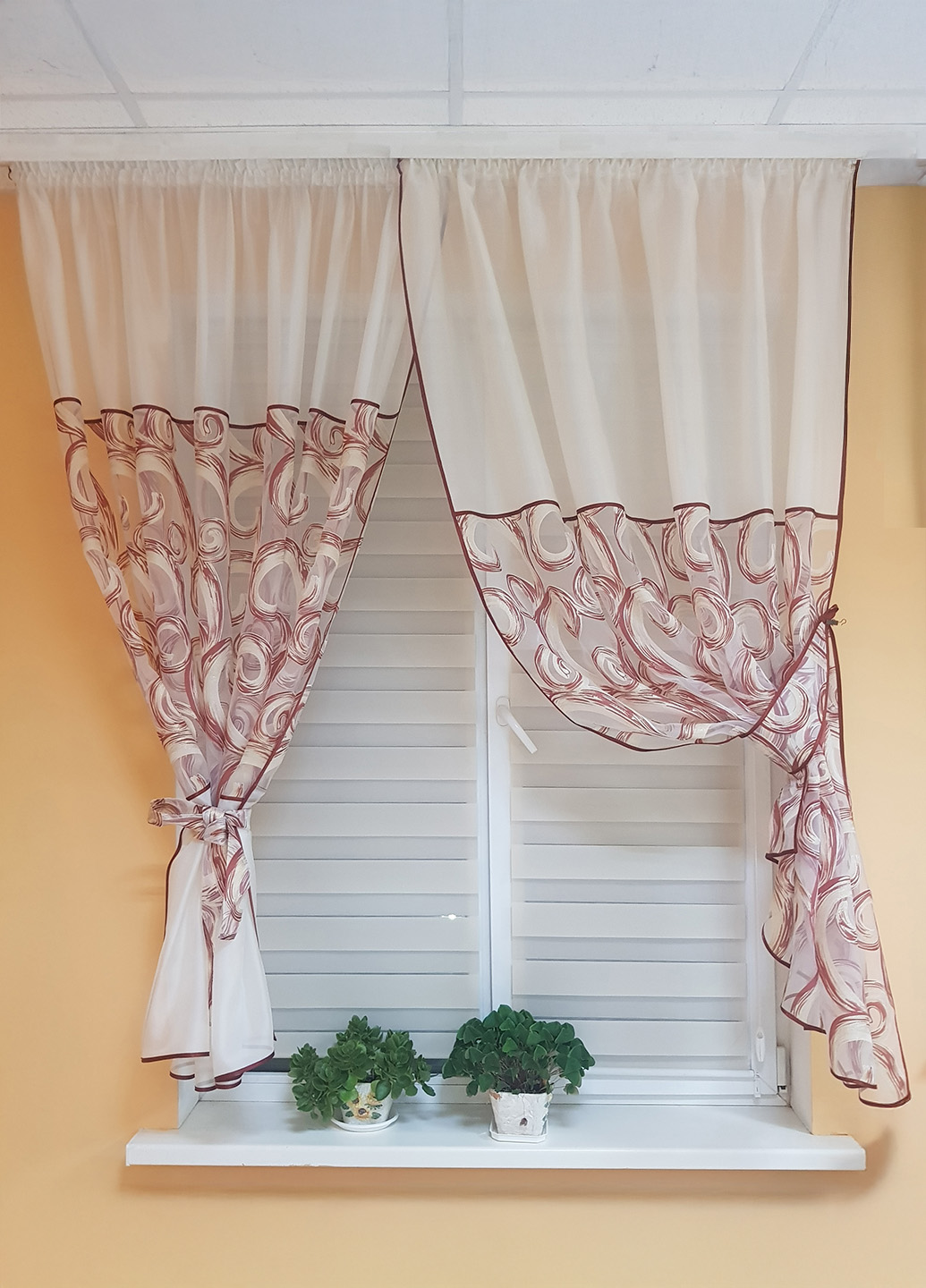 Комплект тюль, який складається з двух половинок