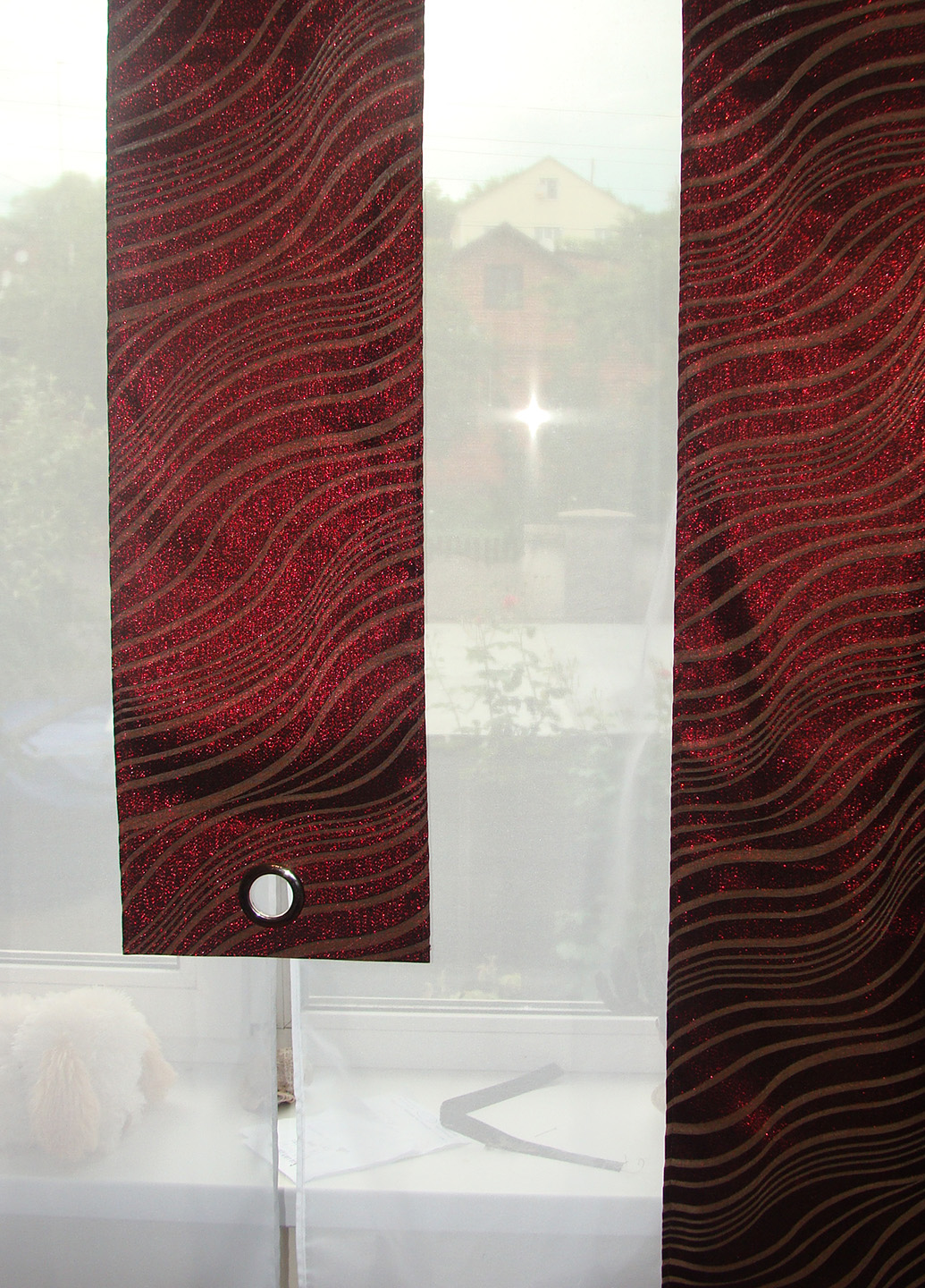 бордові панельні штори крупним планом