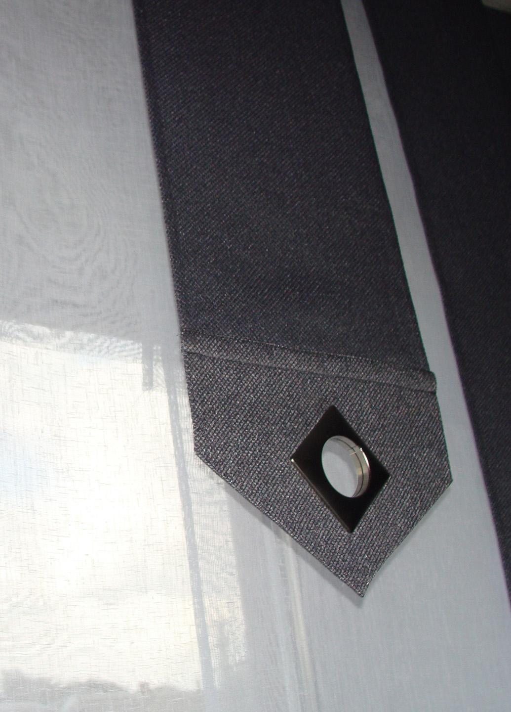 бордові панельні штори крупним планом