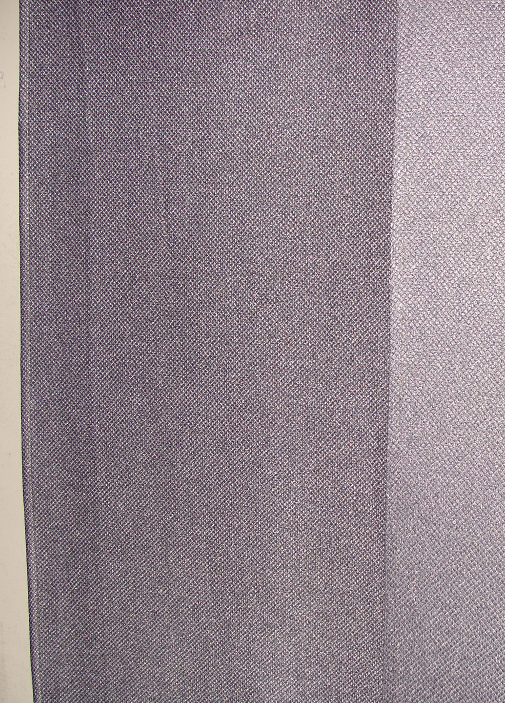 бордові панельні штори крупним планом