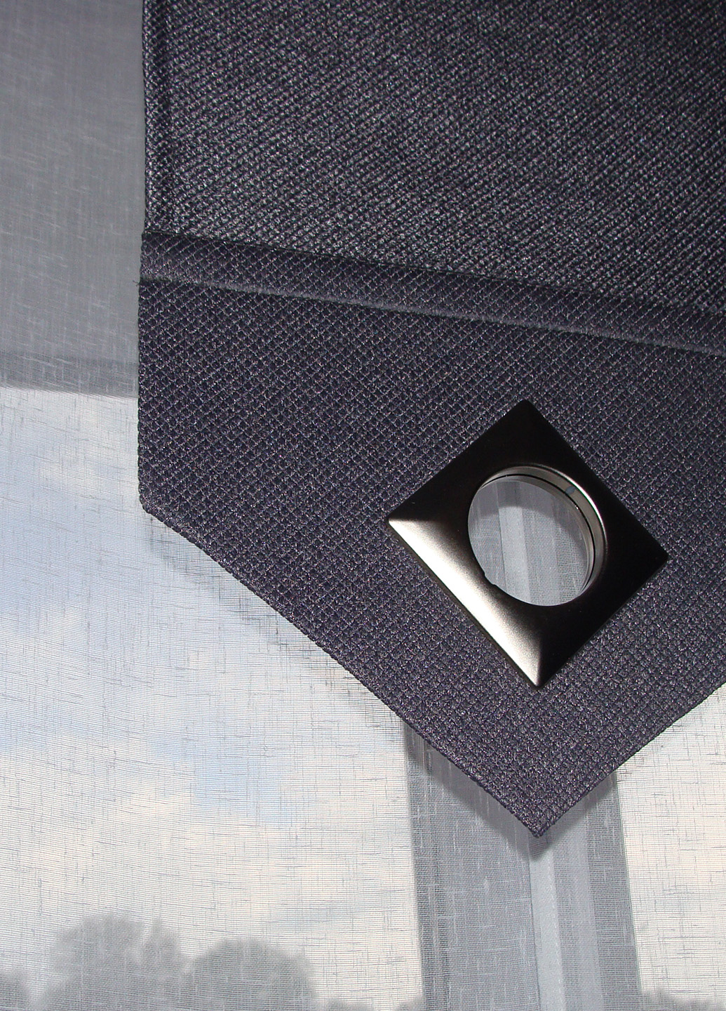 бордові панельні штори крупним планом