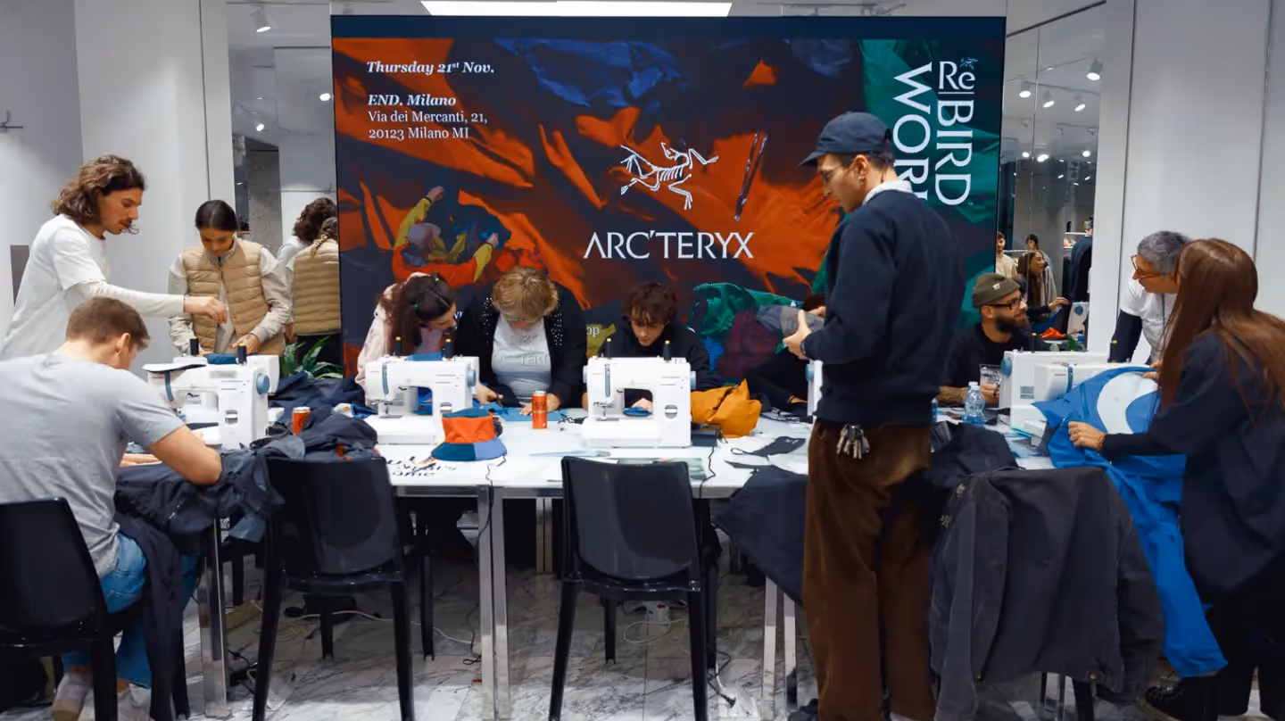 Gruppen-Workshop bei einem ReBird-Event, bei dem Kundinnen und Kunden ihre Outdoor-Ausrüstung reparieren