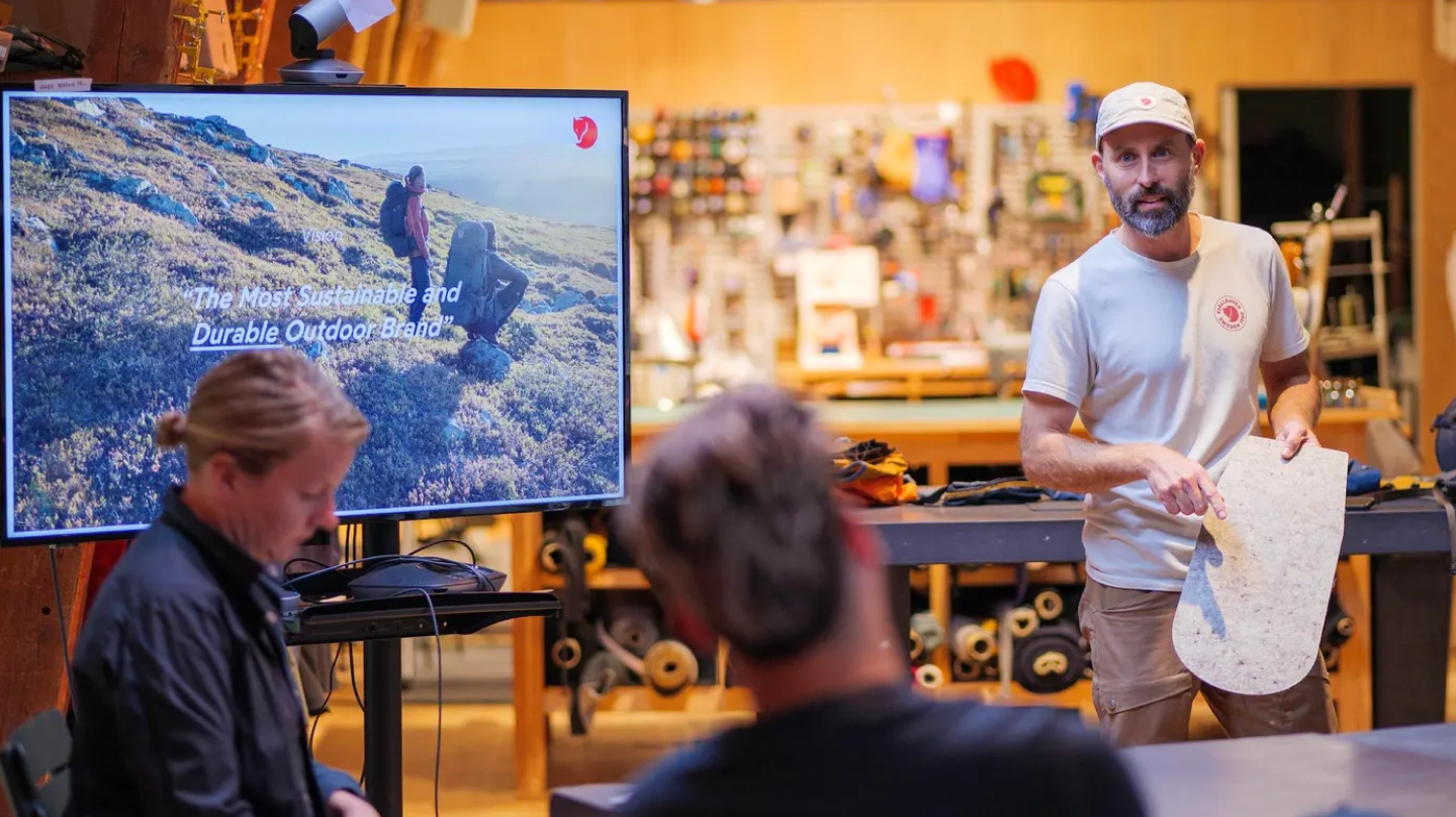 Ein Fjällräven-Mitarbeiter präsentiert die Vision der Marke als „nachhaltigste und langlebigste Outdoor-Marke“ in einem Workshop-Setting.
