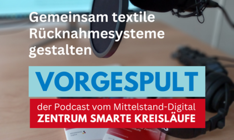 Mikrofon mit Pop-Schutz vor einem Laptop-Bildschirm; Text: „Gemeinsam textile Rücknahmesysteme gestalten – VORGESPULT, der Podcast vom Mittelstand-Digital Zentrum Smarte Kreisläufe“