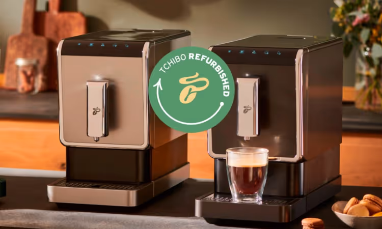 Two refurbished Tchibo coffee machines with the “Tchibo Refurbished” label – representing the new trade-in and resale program powered by the koorvi platform.
