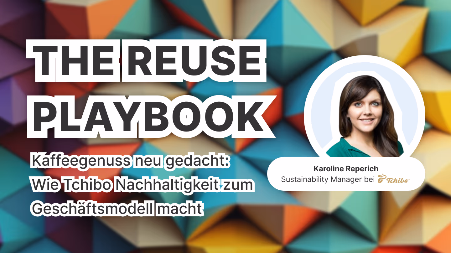 Titelbild von The Reuse Playbook mit Karoline Reperich, Sustainability Managerin bei Tchibo. Der Titel lautet: „Kaffeegenuss neu gedacht: Wie Tchibo Nachhaltigkeit zum Geschäftsmodell macht.“ Im Hintergrund sind bunte geometrische Formen zu sehen.