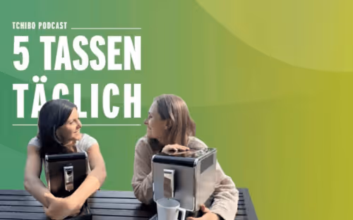 Tchibo-Podcast-Werbegrafik mit zwei lächelnden Frauen am Tisch mit Kaffeemaschinen, Titel „5 Tassen täglich“ vor grünem Farbverlauf, weiße Tasse vorne.