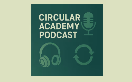 Circular Academy Podcast-Cover mit weißem, fett gesetztem Titel auf Grün, dazu ein hellgrünes Mikrofon, Kopfhörer und ein Kreis-Pfeil-Icon für Audio und Nachhaltigkeit.
