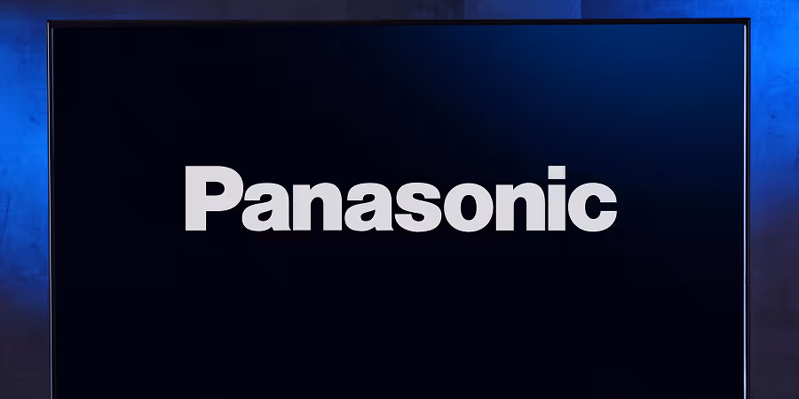 Ein Fernseher, auf dem das Panasonic-Logo angezeigt wird.