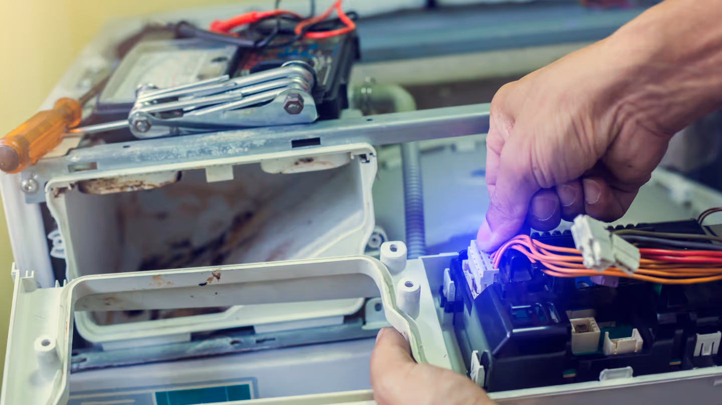 Eine Waschmaschiene wird refurbished.