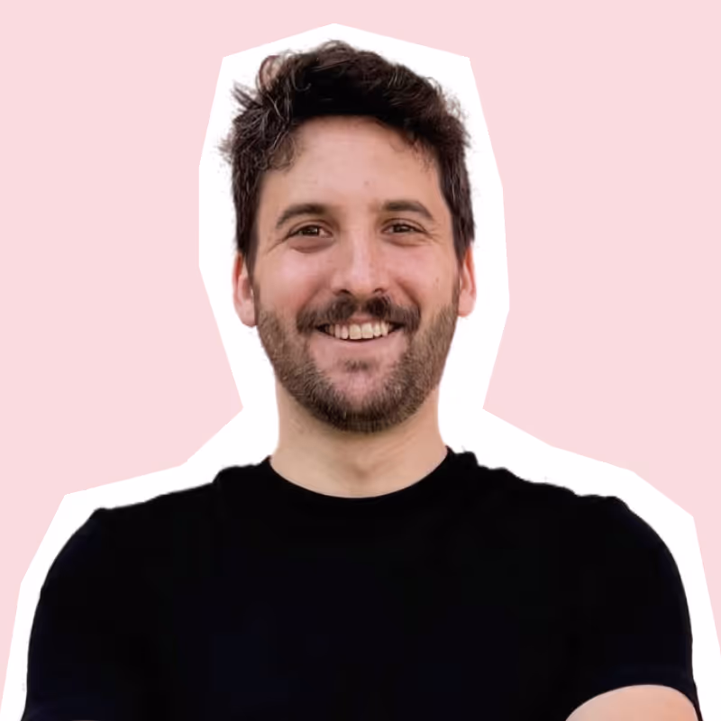 Mario Schneller, Co-Founder und CPO von koorvi, lächelnd im schwarzen Shirt