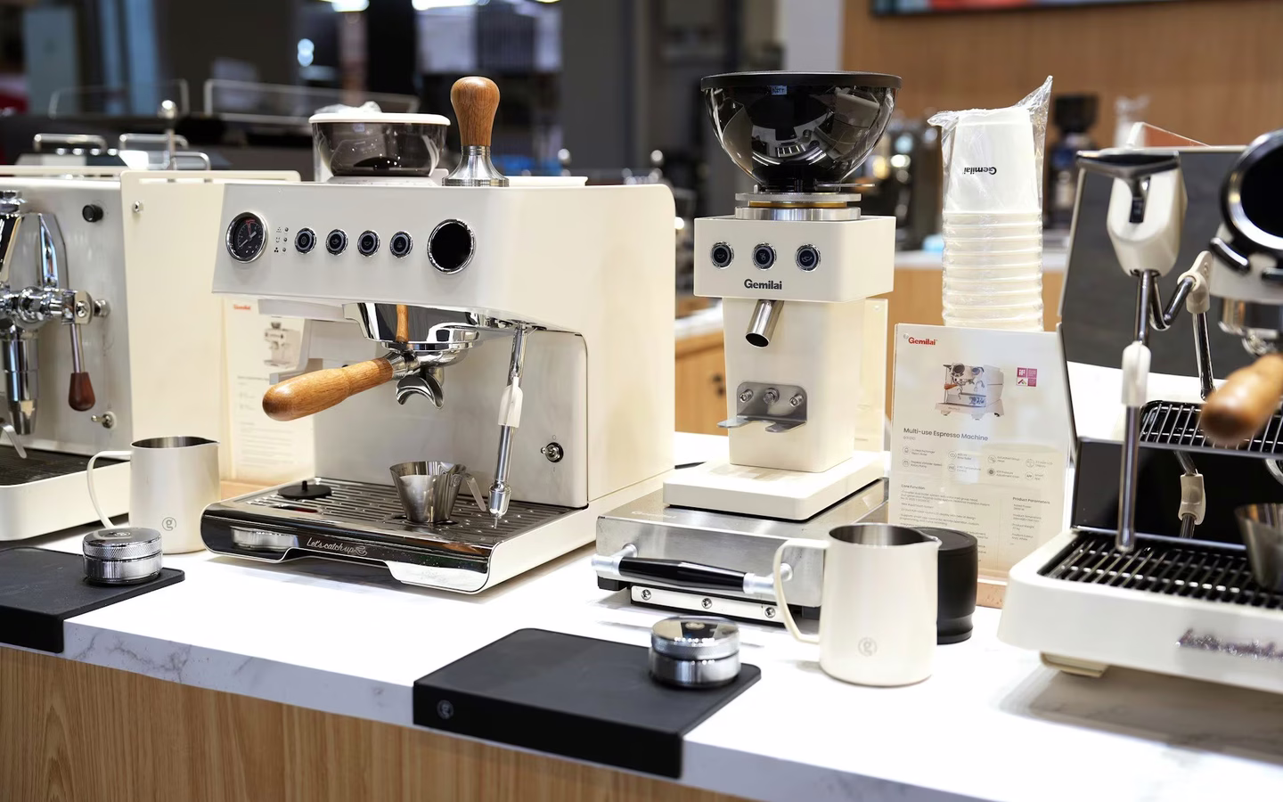Premium-Haushaltsgeräte im Showroom: Kaffeevollautomaten und Mühlen für den Resale-Markt