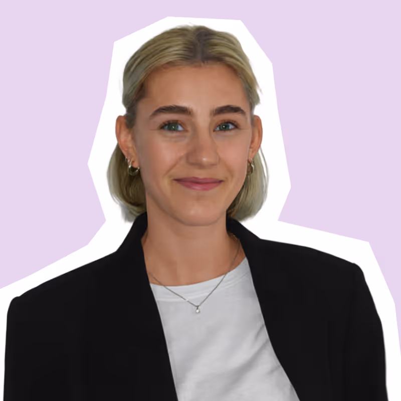 Selina Braunschweiler, Go-to-Market Engineer bei koorvi, im schwarzen Blazer und weißen Shirt