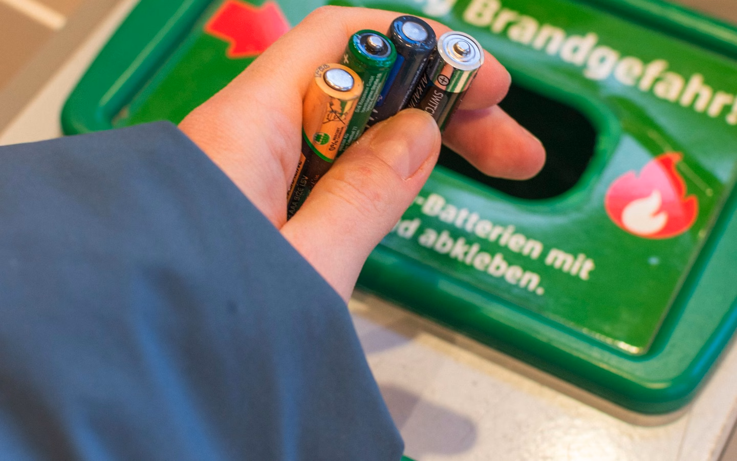 Sortierte Batterien und Akkus zum Recycling als Symbol fuer die Registrierungspflicht nach dem Batteriegesetz BattDG
