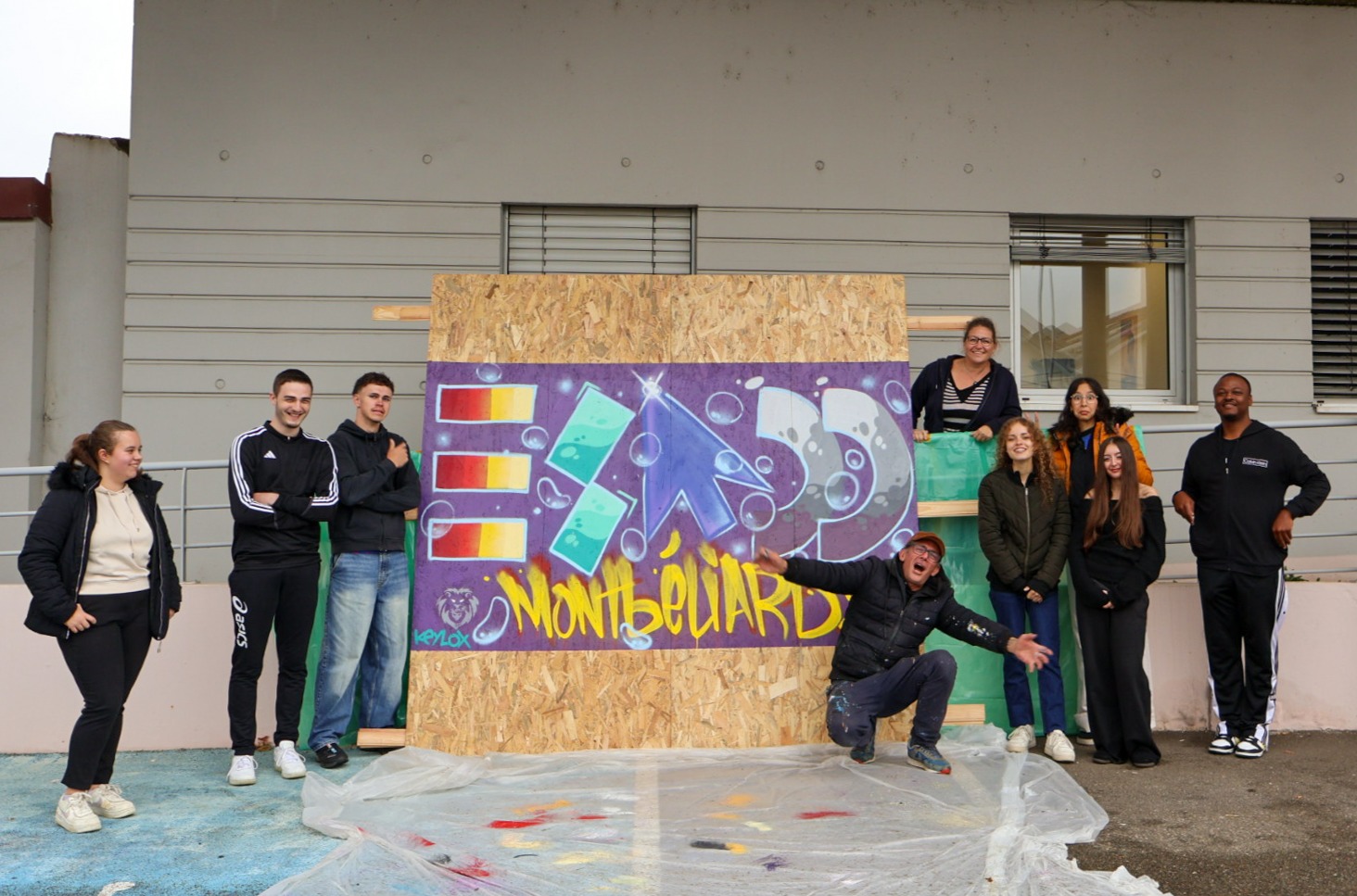etudiants montbeliard devant graffiti esadd