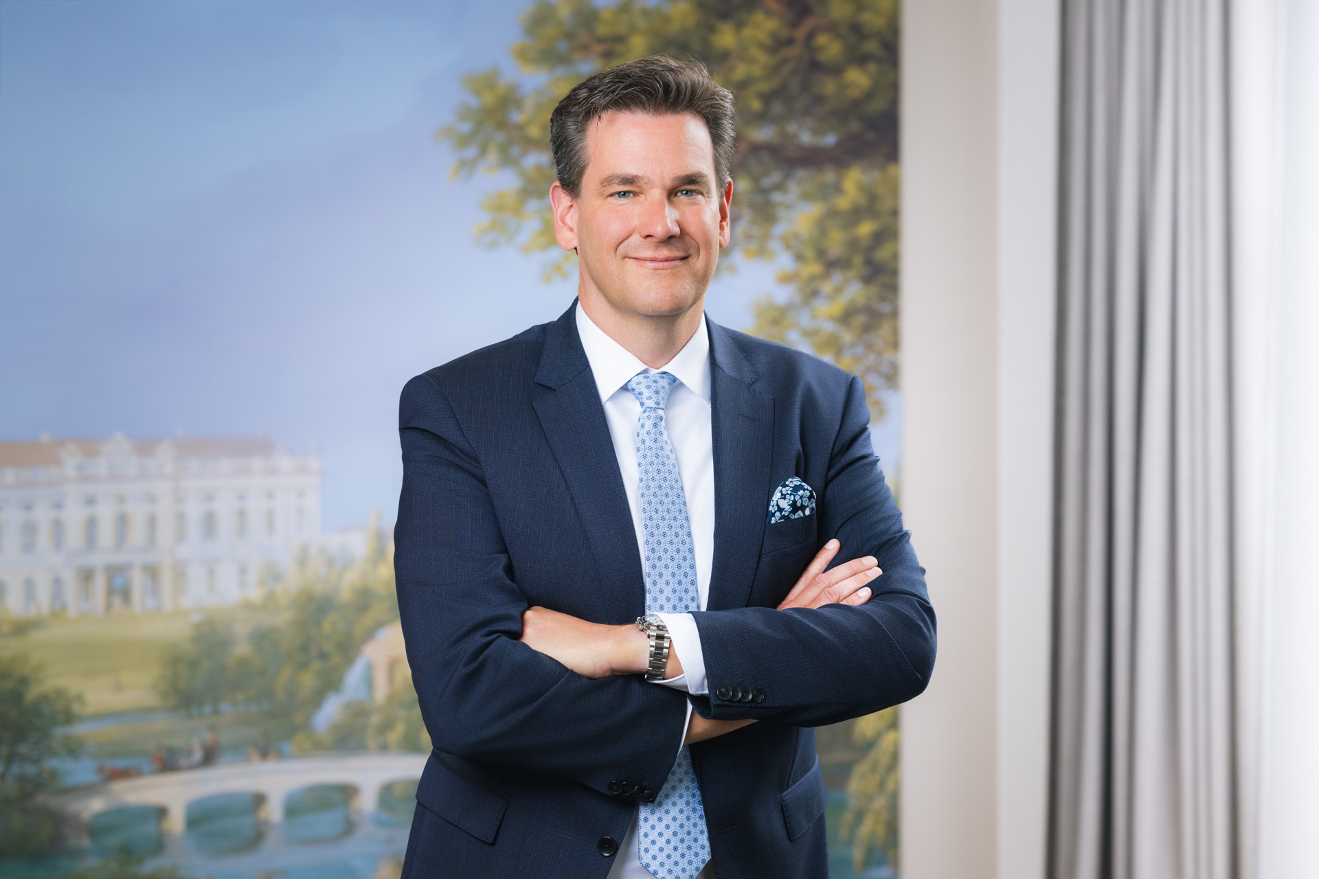Corporate Fotografie für Geschäftsbericht der LGT Bank St. Gallen – authentisches Businessportrait im Sitzungszimmer, professionelles Setting mit natürlichem Licht