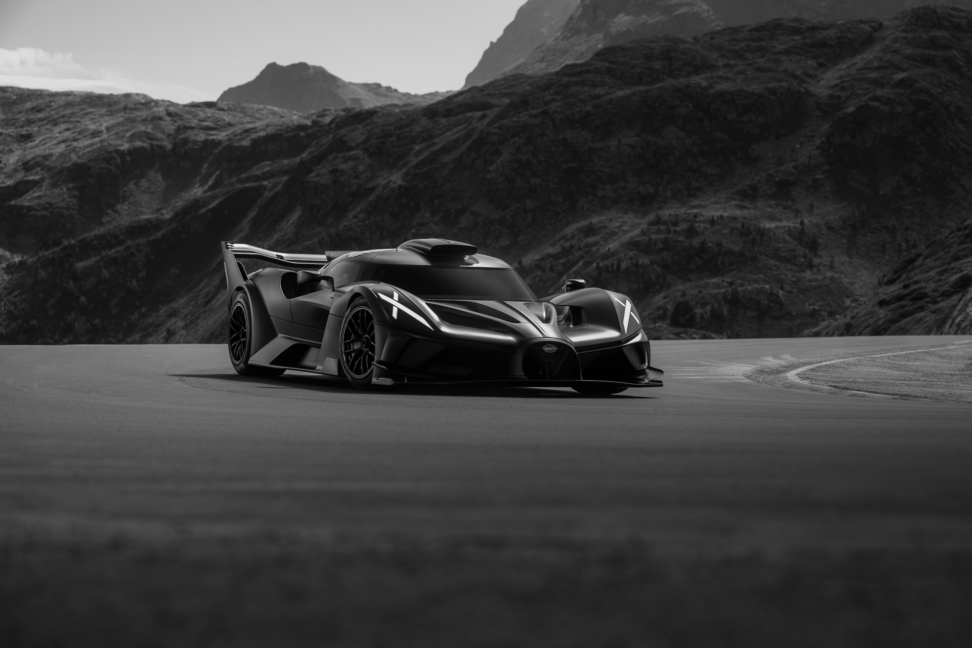 Cinematische Automotive Fotografie von lad.studio: Bugatti Bolide am Berninapass, dokumentiert in einer exklusiven Reportage zwischen alpiner Landschaft und technischer Perfektion.