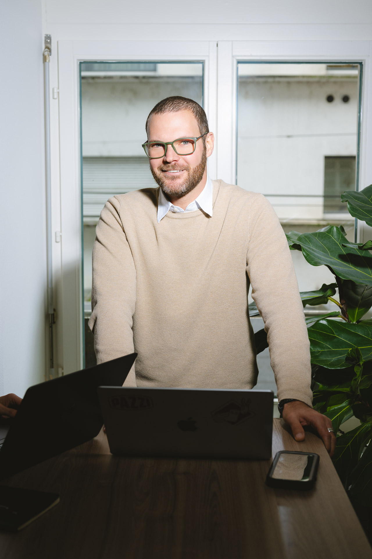 Authentische Corporate Fotografie für PAZZI Zürich – der Mensch hinter der Maschine, portraitiert von lad.studio.