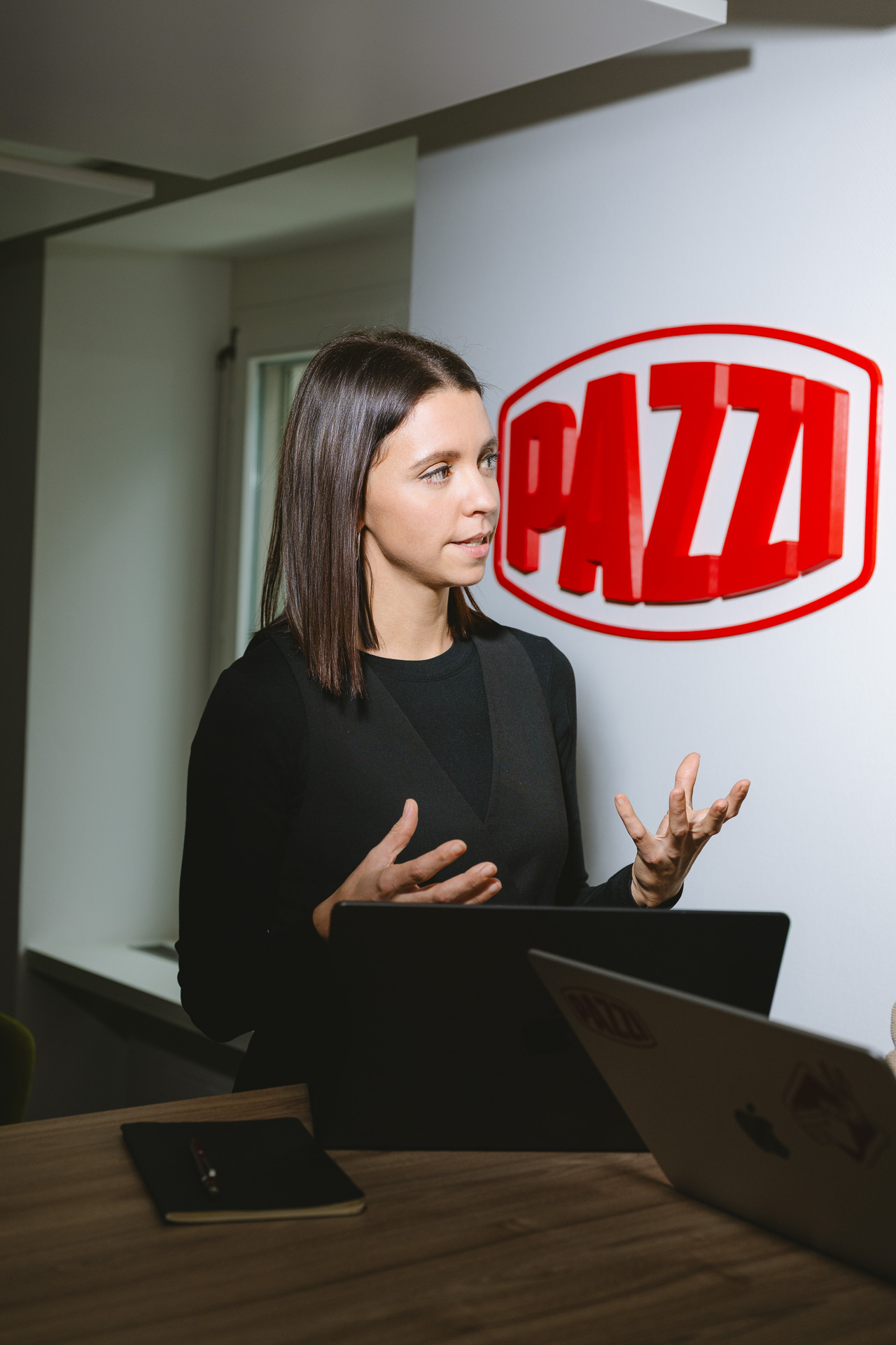 Authentische Corporate Fotografie für PAZZI Zürich – der Mensch hinter der Maschine, portraitiert von lad.studio.