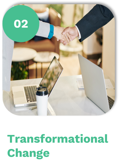 Die Arme von zwei Menschen die sich über Laptops die Hand schütteln. Unterhalb des Bildes ist der Schriftzug "Transformational Change" zu sehen.