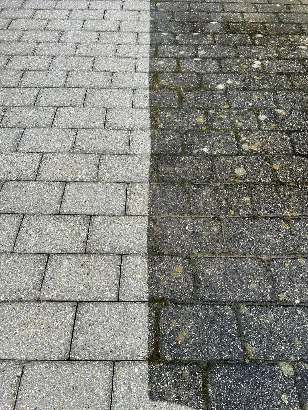 Terrasse hvor den ene side er gjort ren og den anden side er før-billedet