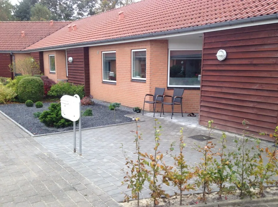 Skærver foran hus