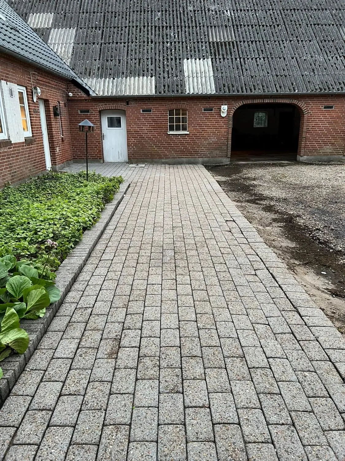 Indkørsel efter. Den er helt ren