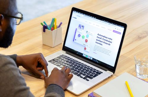 Personne travaillant sur un ordinateur portable affichant une page web d'automatisation du travail.
