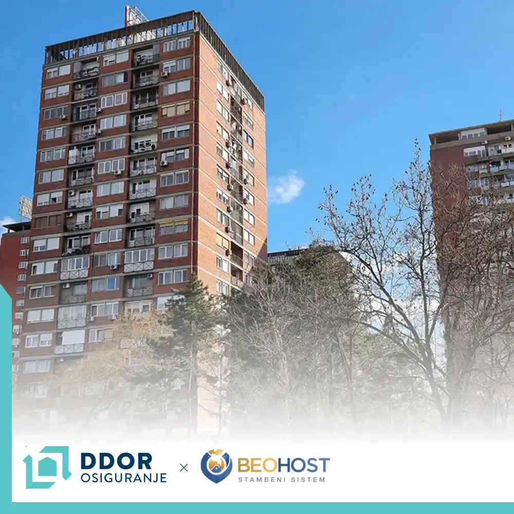 Visoke stambene zgrade sa vedrim plavim nebom i golim drvećem ispred, sa logotipima DDOR Osiguranje i BeoHost na dnu.