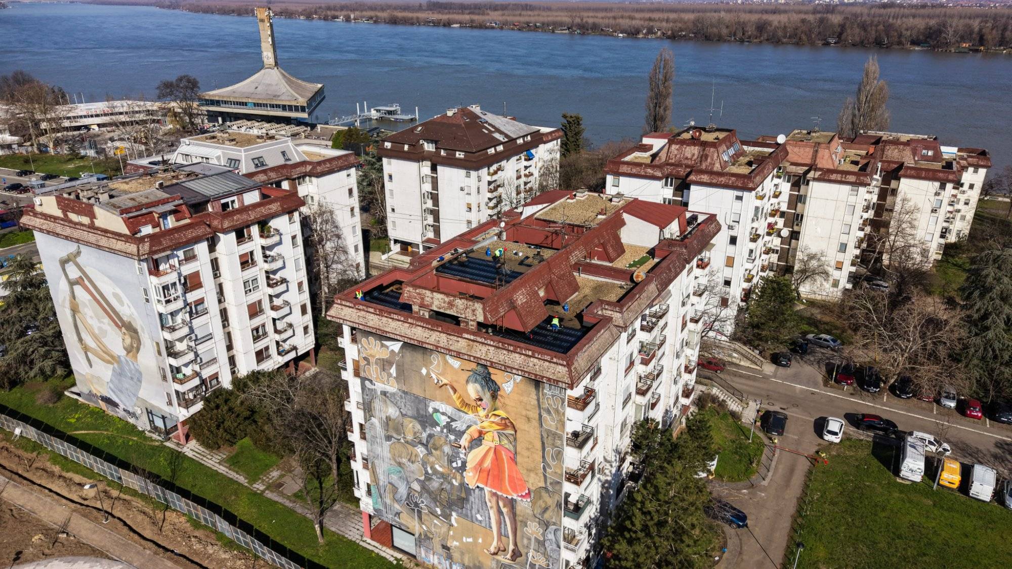 Snimak iz vazduha zgrade na adresi Taduša Košćuška 90 u Beogradu pored Dunava, sa završenim radovima na krovu