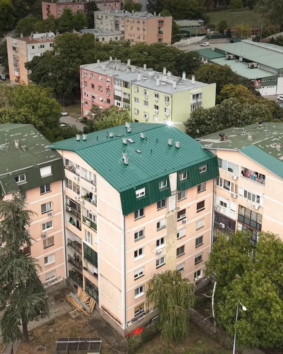 Završen zeleni limeni krov na stambenoj zgradi u Braće Jerković 113.