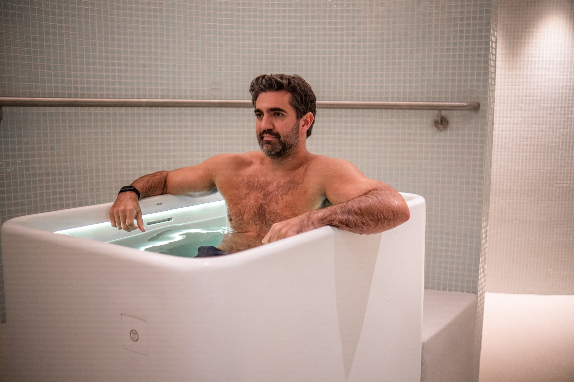 Água fria como terapia: o que acontece no corpo durante o banho gelado
