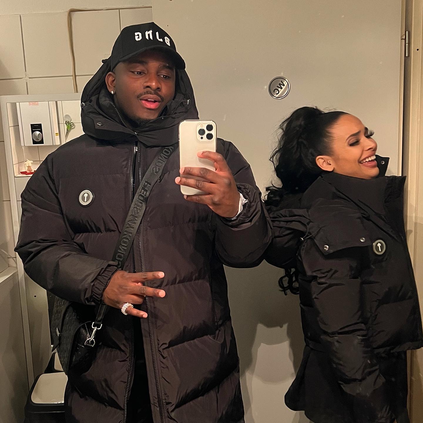 זוג לובשים טראפסטאר