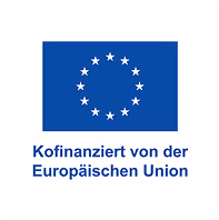 Blaues Logo der Europäischen Union mit zwölf weißen Sternen im Kreis. Darunter der Text: ‘Kofinanziert von der Europäischen Union’ in blauer Schrift.